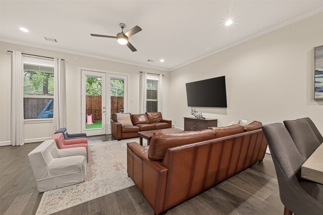 Building Photo - 1027 Gross St