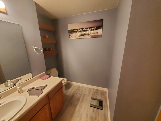 Main Bath - 956 Roseland Dr