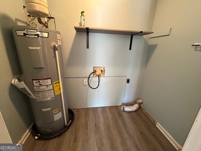 Building Photo - 3544 Lakeview Dr