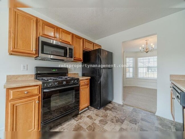 Building Photo - Spacious 4 bedroom 2.5 bath