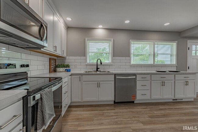 Building Photo - 2054 Conlin Ave