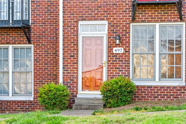 Building Photo - Pet Friendly Condo Downtown!