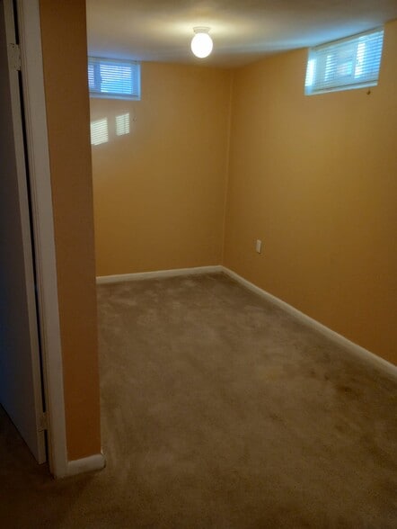 Room interior - 5655 W Ellsworth Ave