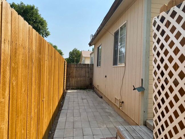Building Photo - 2 Bed 2 Bath Townhome
