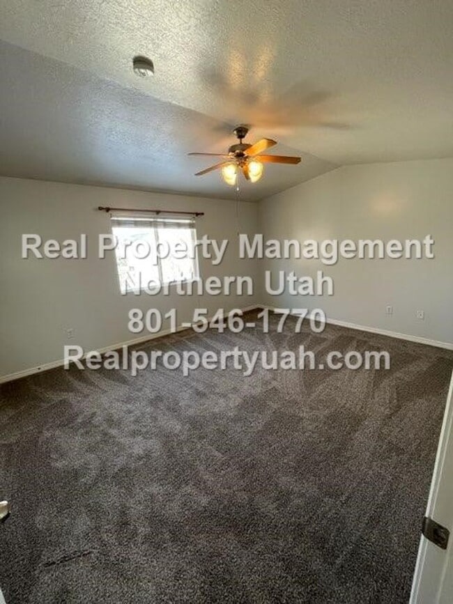 Building Photo - 2 Bedroom 1.5 Bath Townhome Available Now!