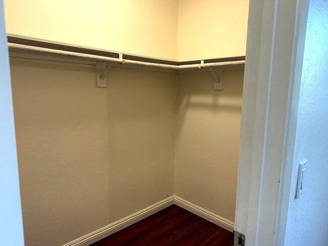 Building Photo - Beautiful 3 Bedroom 2.5 Bath