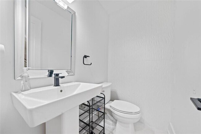 Building Photo - 320 Kelso Dr SW