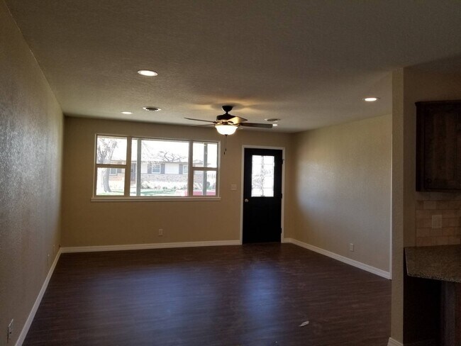 Building Photo - 3 Bedroom, 1 Bathroom Home with attached garage