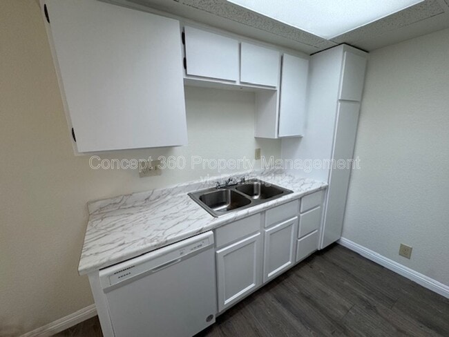 Building Photo - 9421 Cedar St