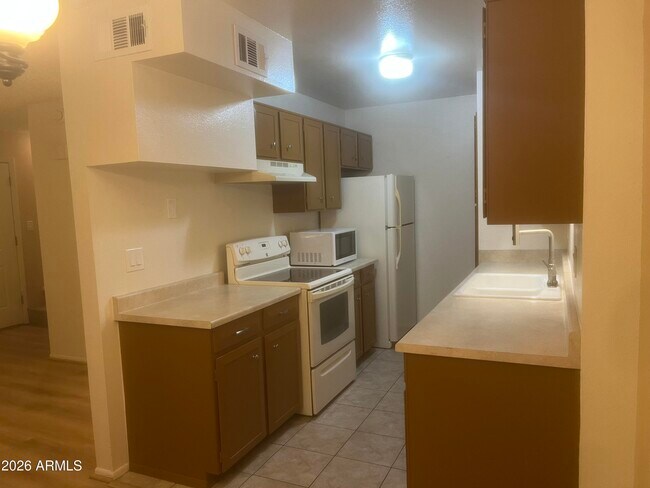 Building Photo - 5902 W Townley Ave