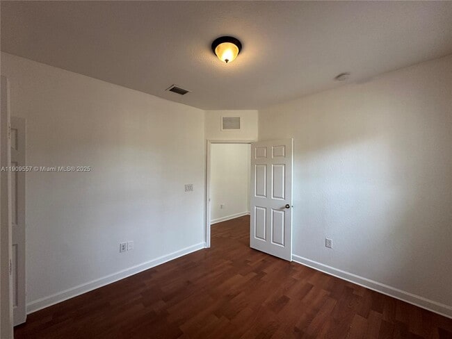 Building Photo - 3370 NE 14th Dr