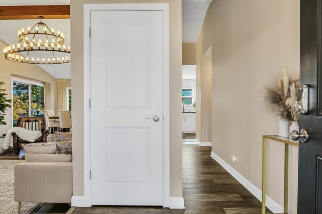 Building Photo - 658 White Ct