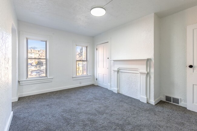 Building Photo - Available April 2026 - COMPLETELY RENOVATED 2 Bedroom Home