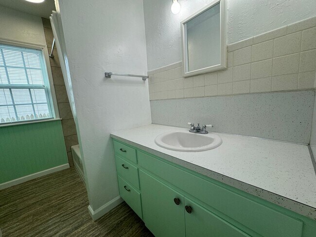 Building Photo - 2 bedroom 1 bathroom home Ready for move-i...