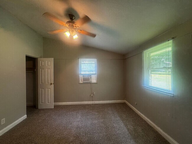Building Photo - 313 S Birchlane Dr