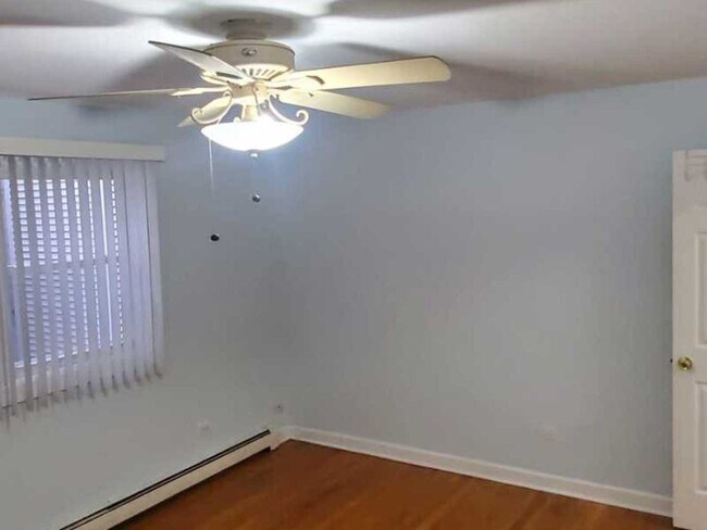 Building Photo - 1643 W Sherwin Ave