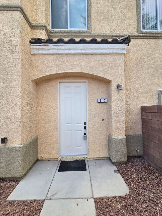 Building Photo - A Fabulous 3 Bedroom Townhouse close to NA...