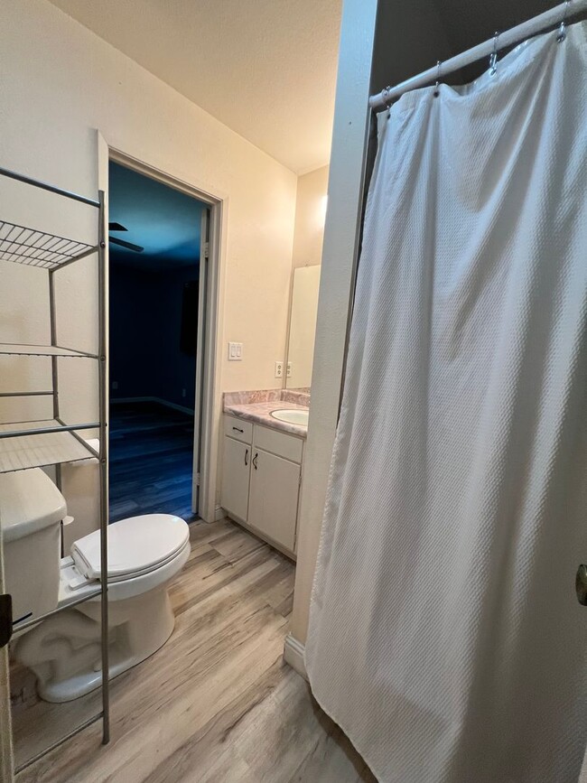 Building Photo - Madera home for rent- corner lot with solar