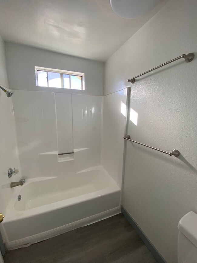 Building Photo - Julian House (DMM125)