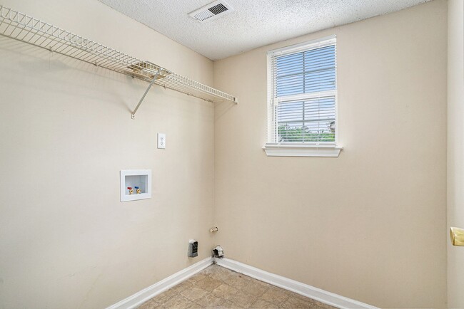 Building Photo - 3 Bedroom 2.5 Bath Home