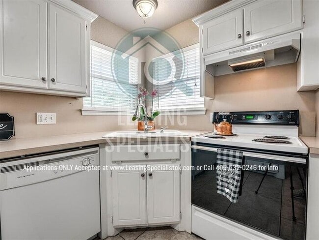 Building Photo - Stunning West Norman 3 Bed 2 Bath Townhome!