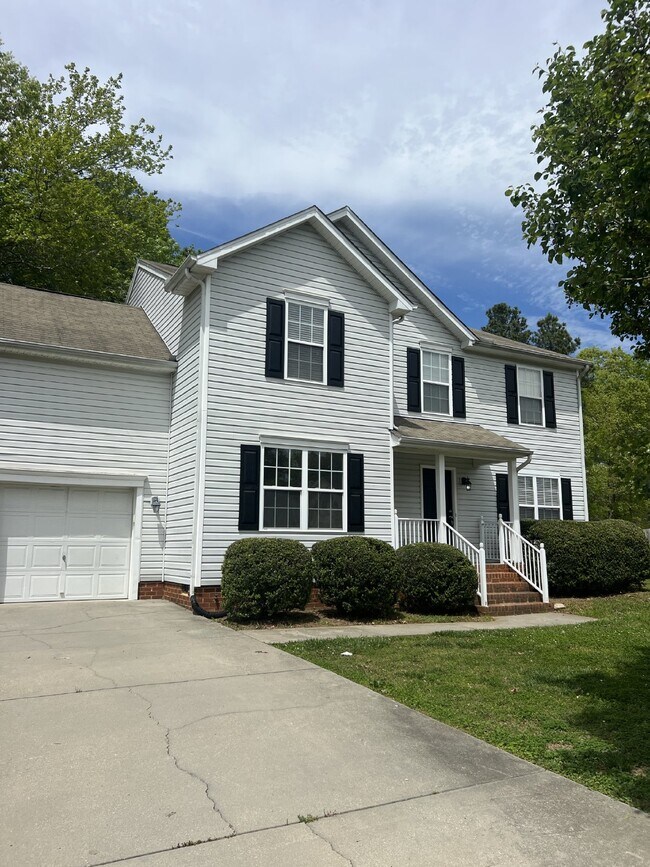 Primary Photo - Spacious 6-Bedroom Home with 3 Bathrooms i...
