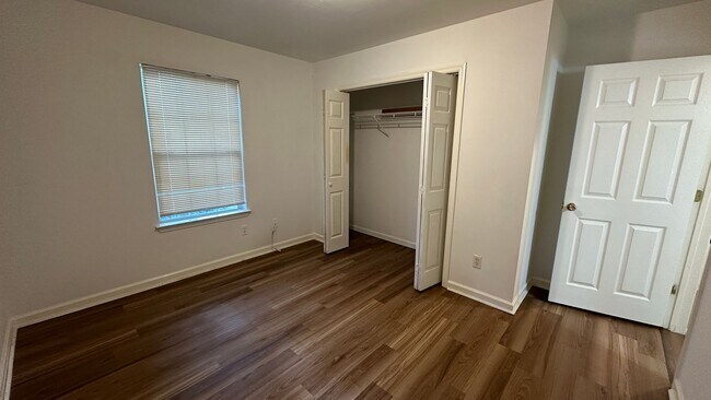 Building Photo - Recently Updated 3/2 Newer Kitchen, Deck &...