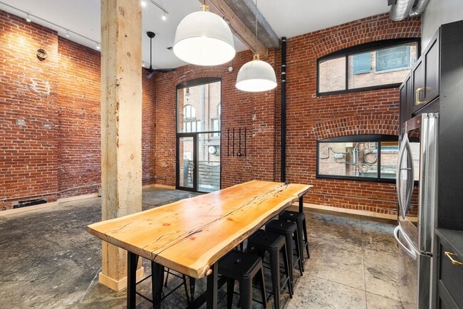 Building Photo - Gorgeous Fully Furnished Condo in Downtown...