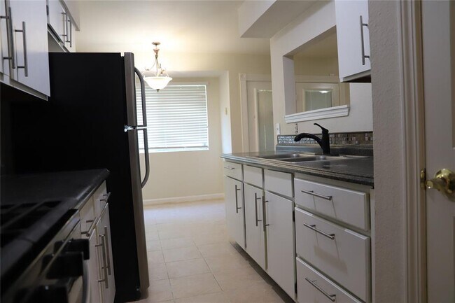 Building Photo - 7807 Bixler Dr