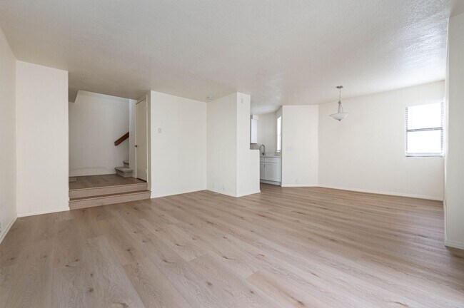 Building Photo - Updated La Jolla Townhome