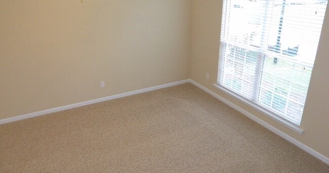 Building Photo - 899 Westlawn Dr