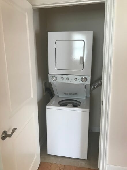 Washer and dryer in-unit - 2500 Muscatine Ave
