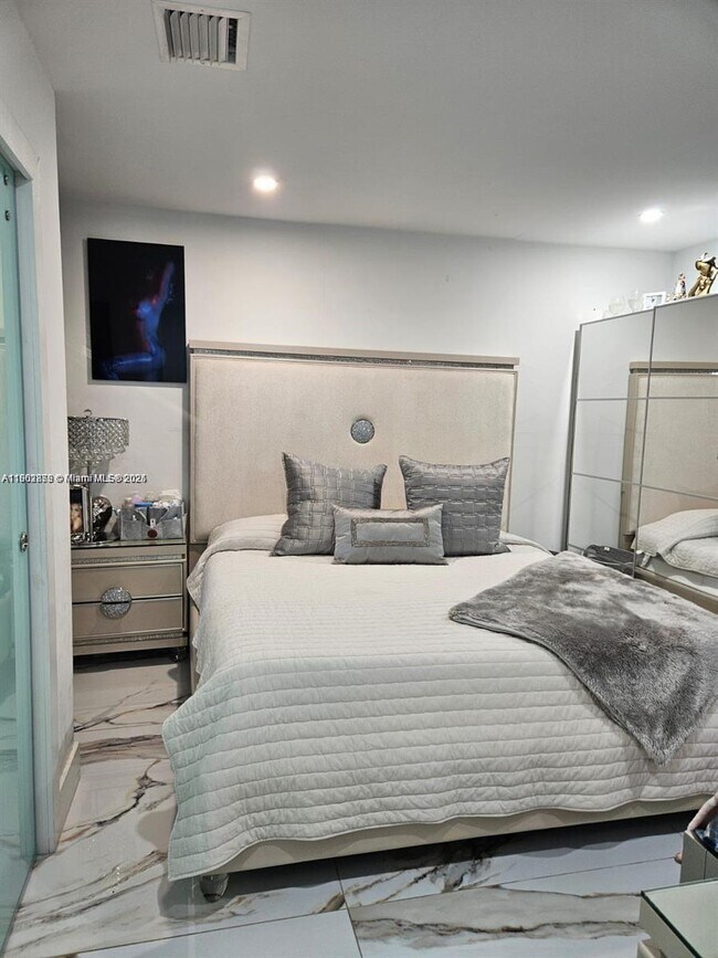 Building Photo - 106 SE 4th Ave