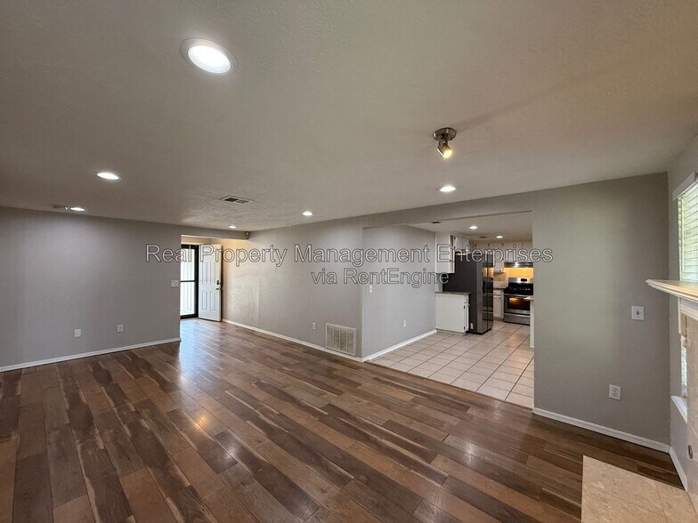 Building Photo - 1071 Castlebury Mansion