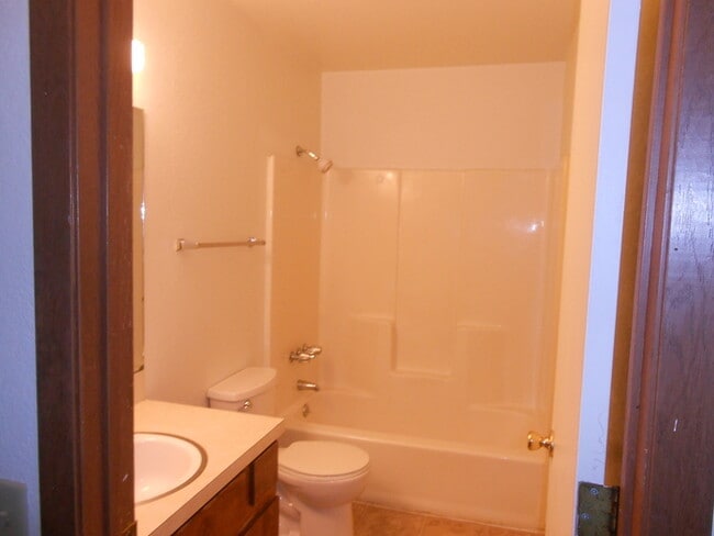 Building Photo - Cozy 2 Bed/1 Bath Apartment in North Lovel...