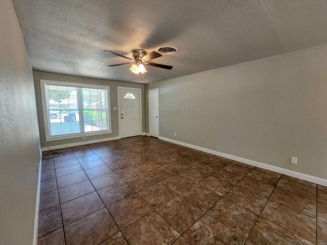 Building Photo - 3 Bedroom 2 Bath brick home in Shawnee