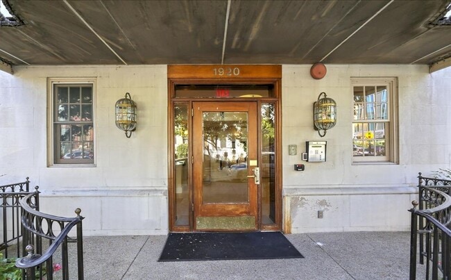 Building Photo - Château Living in this Dupont Circle Delightful Studio- Blocks from the Metro!