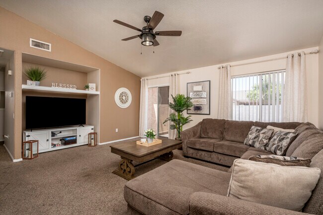 Building Photo - 1762 E Sycamore Rd