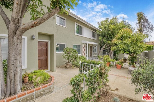 Building Photo - 16144 Sunset Blvd