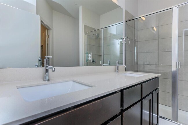 Building Photo - 428 Ozark Trl