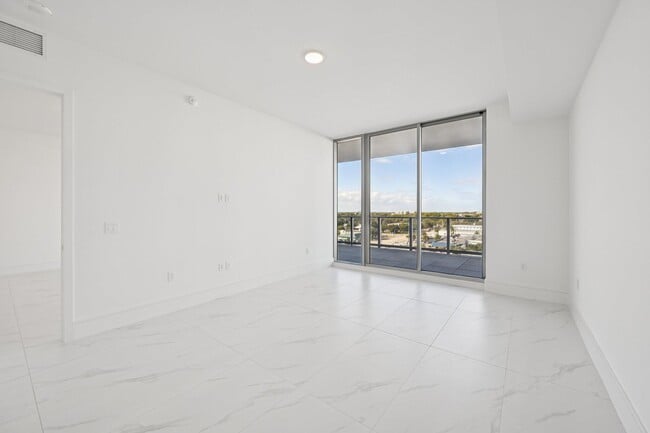 Building Photo - 220 Lake Shore Dr