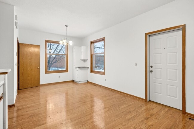 Building Photo - Spacious 3BR 2Bath Townhome in the desirable Seward Neighborhood!