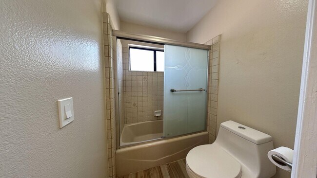 Building Photo - Custom Built 5 Bedroom 3 Bathroom Home in ...