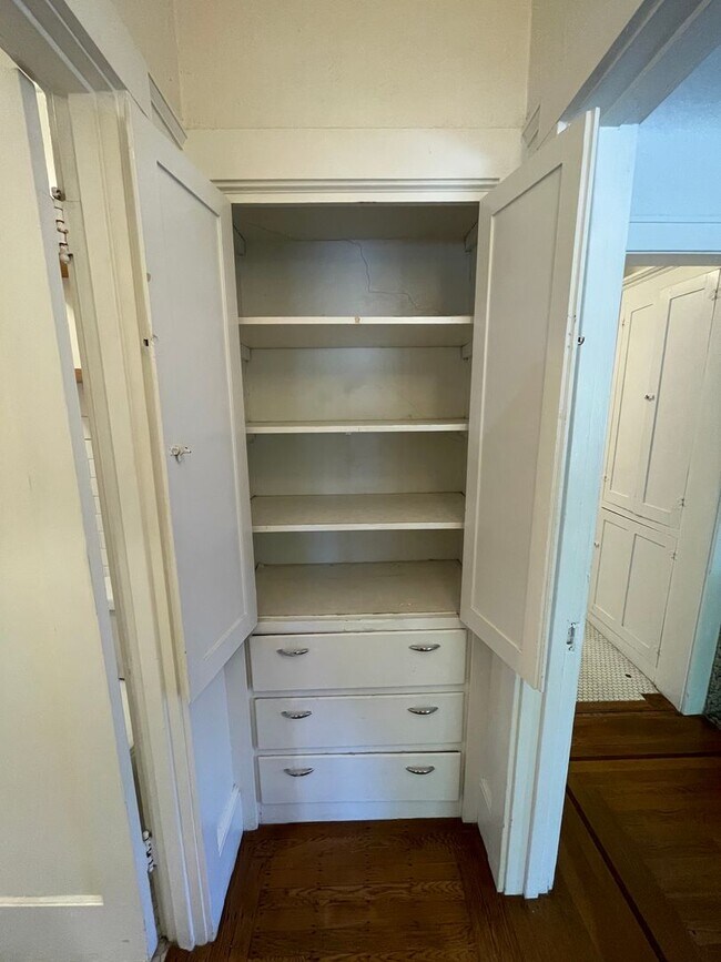 Building Photo - Charming one-bed, one-bath apartment in Midtown