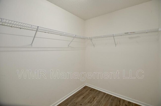 Building Photo - 2011 Oakbriar Cir