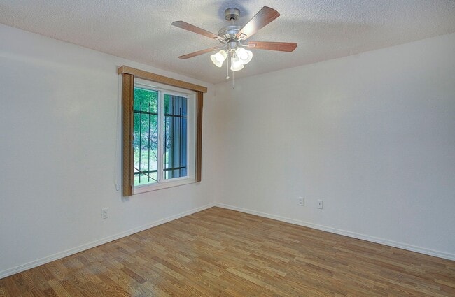 Building Photo - Bright 3 Bedroom 2 Bath Home in Pinebrook! Stainless Appliance Package