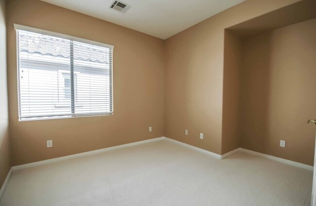 Building Photo - 3 BEDROOM SPACIOUS HOME IN SUMMERLIN!