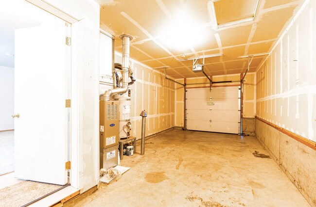 Building Photo - Rare 2 X 1.5 Townhome Availble in October