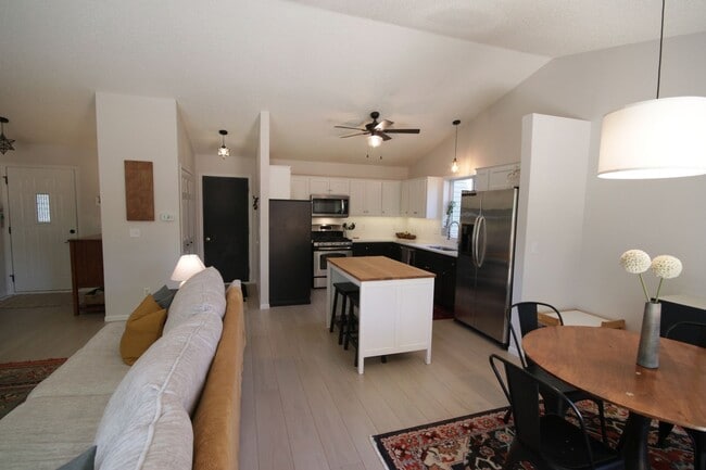 Building Photo - Spacious 5-bedroom, 3-bathroom modern home...