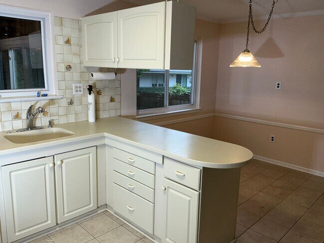 Building Photo - Very well maintained 4BR 2.5BA 5 level spl...